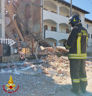 Esplosione in una casa nel Torinese, ferito un anziano